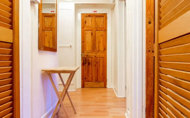 Cozy Apartment in Edinburgh near River