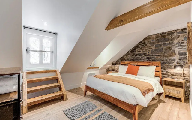 Gorgeous 3 Bedroom 2-floor Old Townhouse
