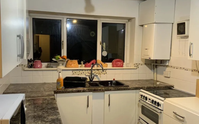 Captivating Bungalow With Garden in High Wycombe