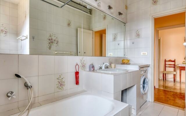 Snug Holiday Home in Salò With Balcony