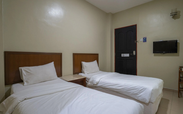 OYO 90576 Holiday Dive Inn