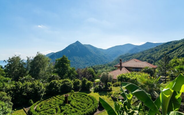 Villa With Private Pool and View of the Lake