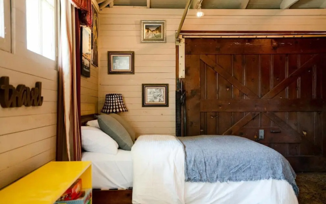 Casa de Henrichs & The Den Spacious Backyard