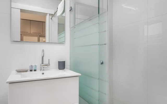 Spacious & Design 2BDR W/ balcony and parking