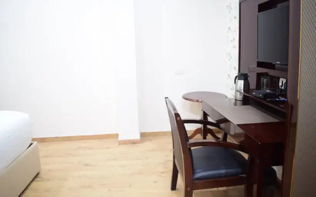 Hotel Naveen Continental @ 2Minutes Walk From Zero Road Bus Stand
