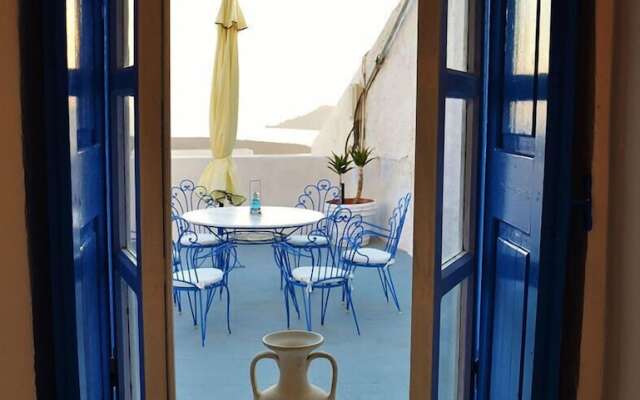 Fira White Residence