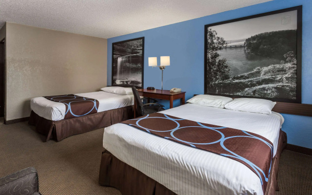 Super 8 by Wyndham Dubuque