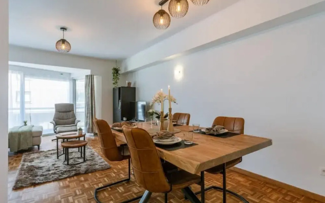 Characterful Apartment With Lateral sea View