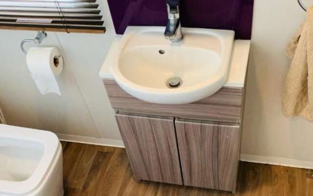 Luxury Caravan Only 10 Mins From the Beach