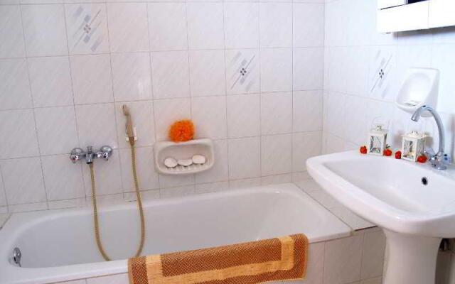 Sunny Studios & Apartments