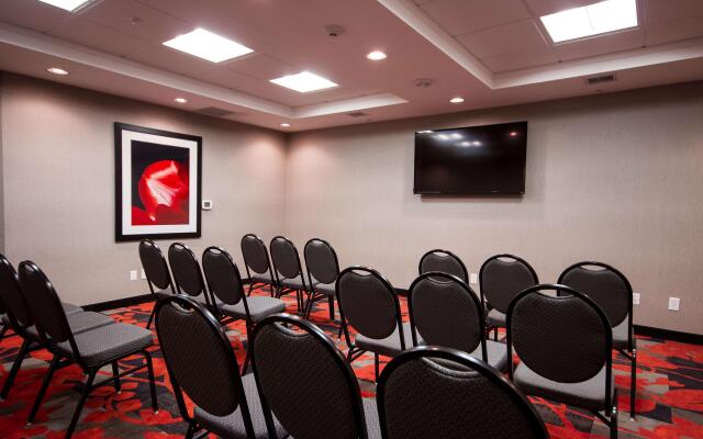 Hampton Inn & Suites DuPont