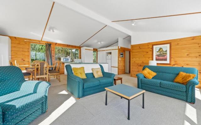 Seaview, Sun and Surf - Piha Holiday Home