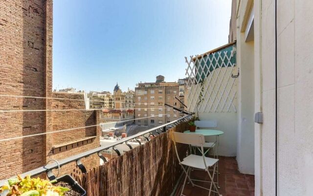 New! Bright 2 Bed Easily Connected to the Center