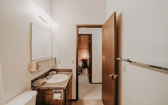 35sl - Air Conditioning - Pets Ok - Fireplace - Sleeps 6 3 Bedroom Home by RedAwning