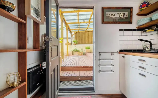 Cozy Apartment w/ Terrace Close to City Center