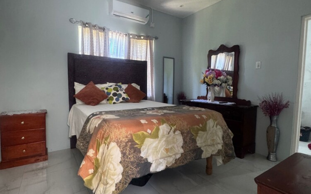 1 Bed - Sleeps 4 - Parking - 5 Min to Beach