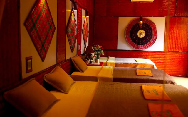 The Art - Golden Jungle House