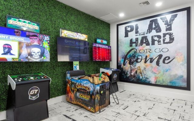 CozySuites Glendale with pool  04 and 18