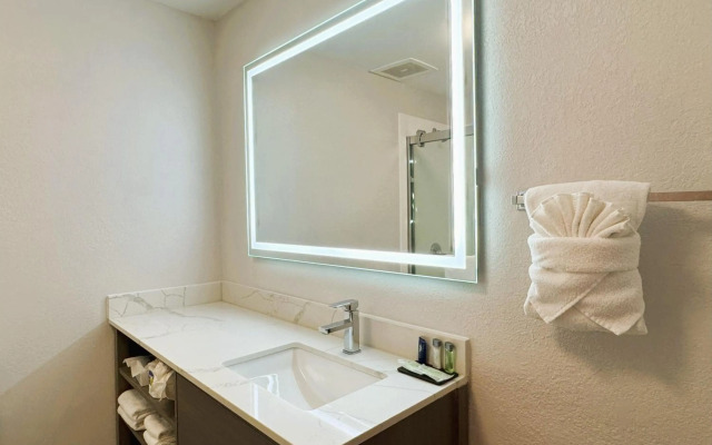 Comfort Inn & Suites Sheboygan I-43