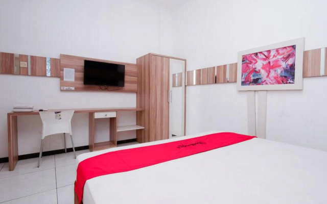 RedDoorz near Plaza Simpang Lima – Guest Rooms – Semarang