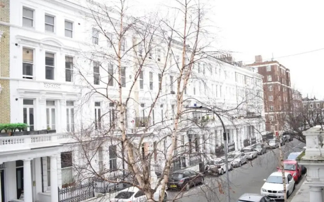 West Kensington Stunning 2 Bedroom Flat With Balcony