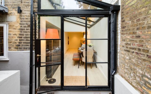 Quiet Classical/modern Designer Garden Flat
