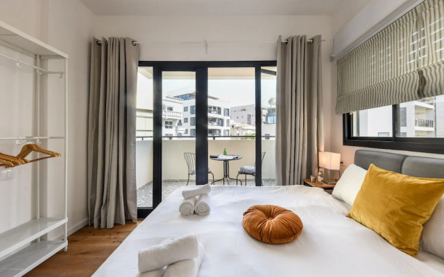 Stylish 2BD Bauhaus Apt w Balcony