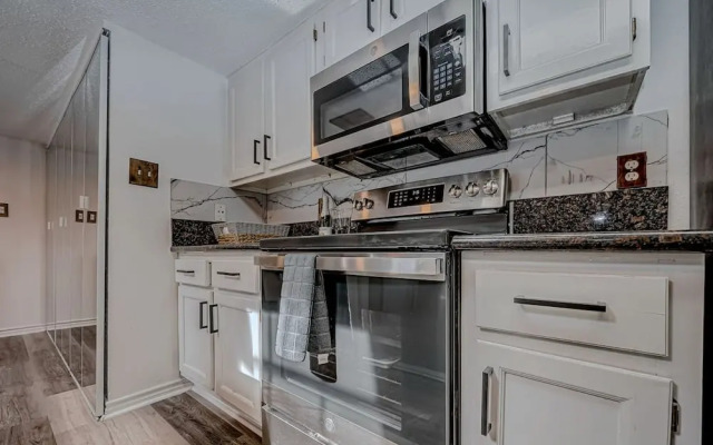 Upscale 1BR Condo in Med Center