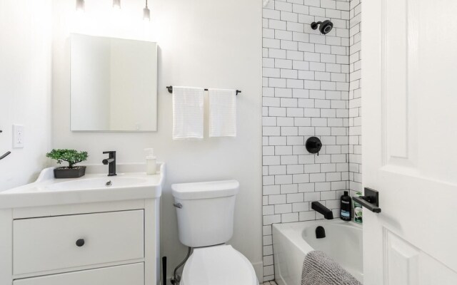 Warm Cozy 2 Bedroom Apartment w Netflix