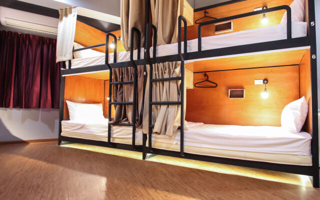 Thonglor Travellers Hostel & Cafe