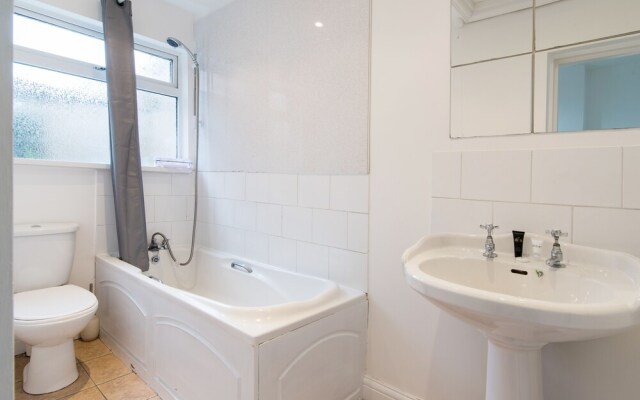 Modern Apartment With Private hot tub & Parking