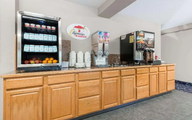 Super 8 By Wyndham Beloit