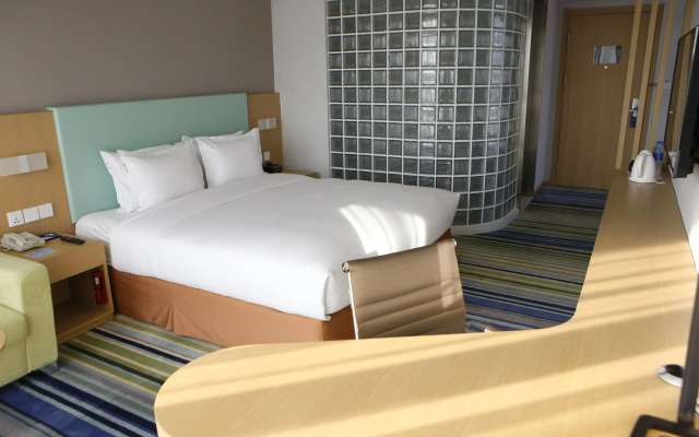 Holiday Inn Express Yingkou Onelong Plaza, an IHG Hotel