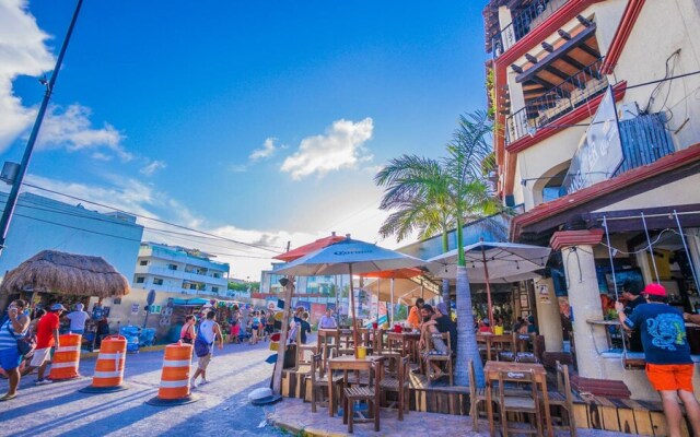 Magic, 1 block from Mamitas Beach by Tripintravel