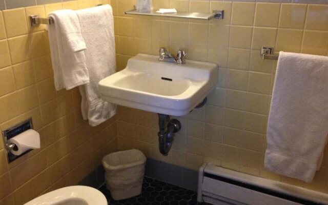 Eagle House Beachside Motel