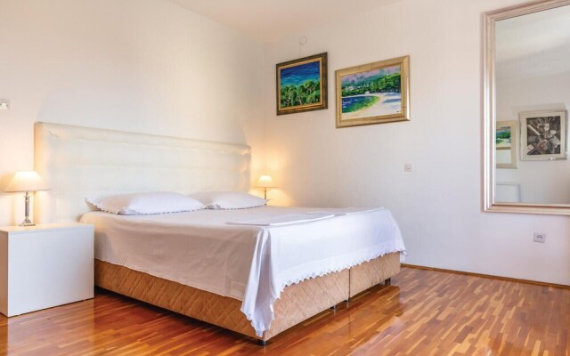 Nice Home in Makarska With Wifi and 3 Bedrooms