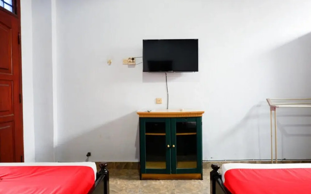 RedDoorz near Mayura Park Lombok 2