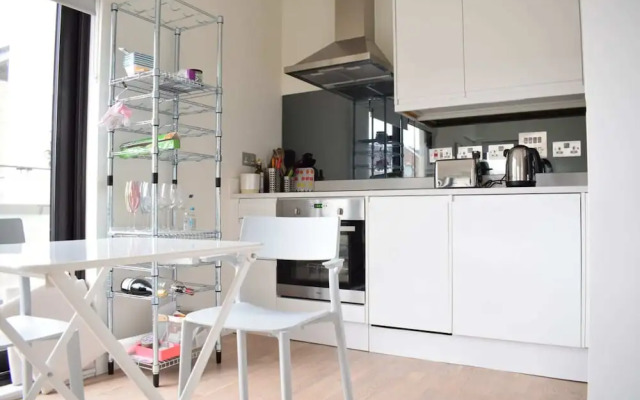 Bright 1 Bedroom Flat in North London With Balcony