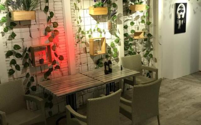 Kuca na reci za zurke atina s