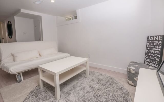 Cosy 1 Bedroom Suite in Leslieville