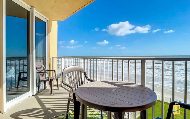 Beachfront Oceania Beach Club Complex