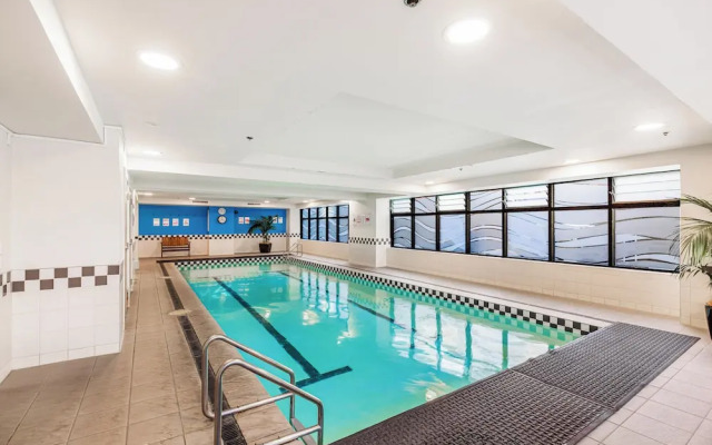 City Getaway 1BR Apt w Pool & Gym I Zodiak Stays