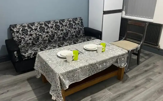 Room in Guest Room - Nice big Room in Coventry