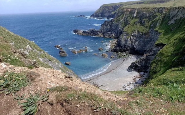 Secluded Meadow, Unique Shire Hut, Perfect Camping