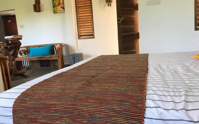 Villa Sooriya Weaving