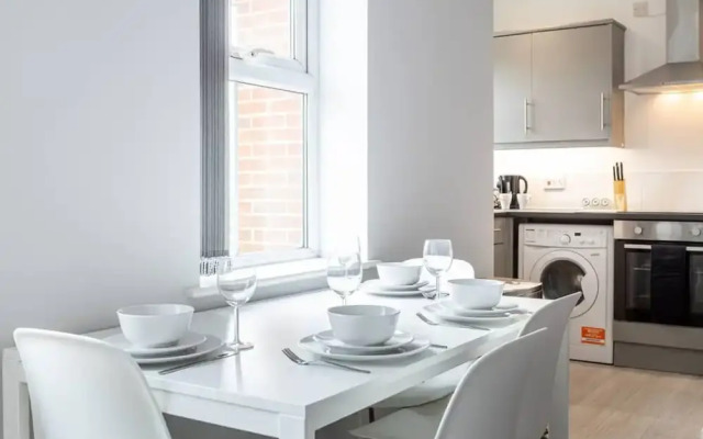 Lovely One-bedroom Serviced Apartment in Eccles
