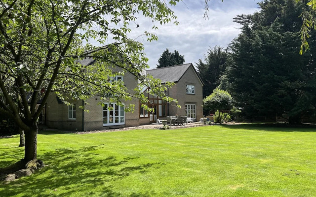 Norwich Luxury Getaway With 4 Bedrooms & Annex