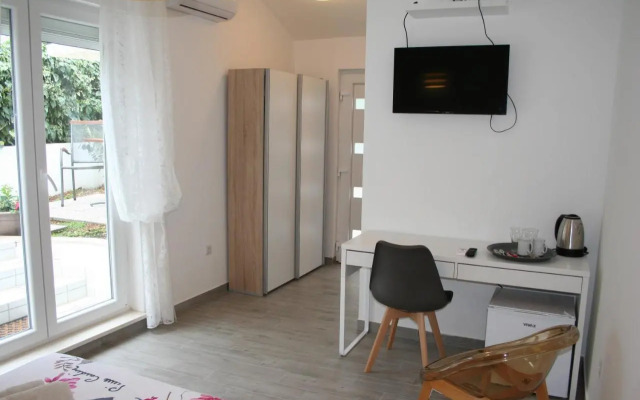 Room with garden