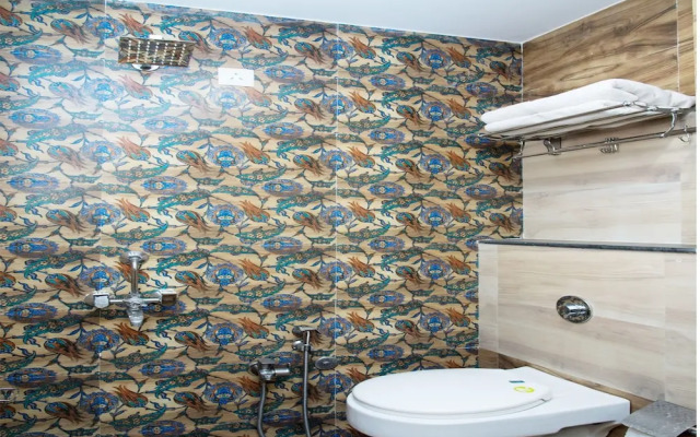 OYO 10893 Hotel Divine Inn