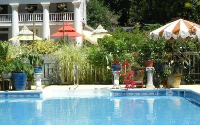 House of 1833 Bed & Breakfast & Gardens